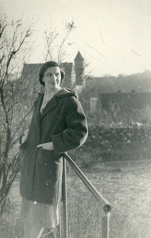 KKE 2231.jpg - Fot. Portret. Młoda kobieta na tle zamku olsztyńskiego, Olsztyn, lata 50-te XX wieku.